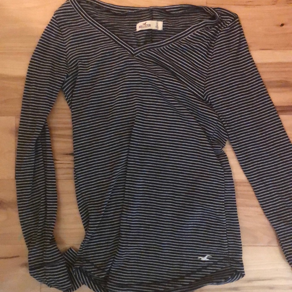 Hollister size small v neck long sleeve